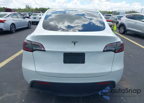 2024 Tesla Model Y Long Range Dual Motor All-Wheel Drive/Rwd z USA, uszkodzony, nr VIN 7SAYGDED3RF019239